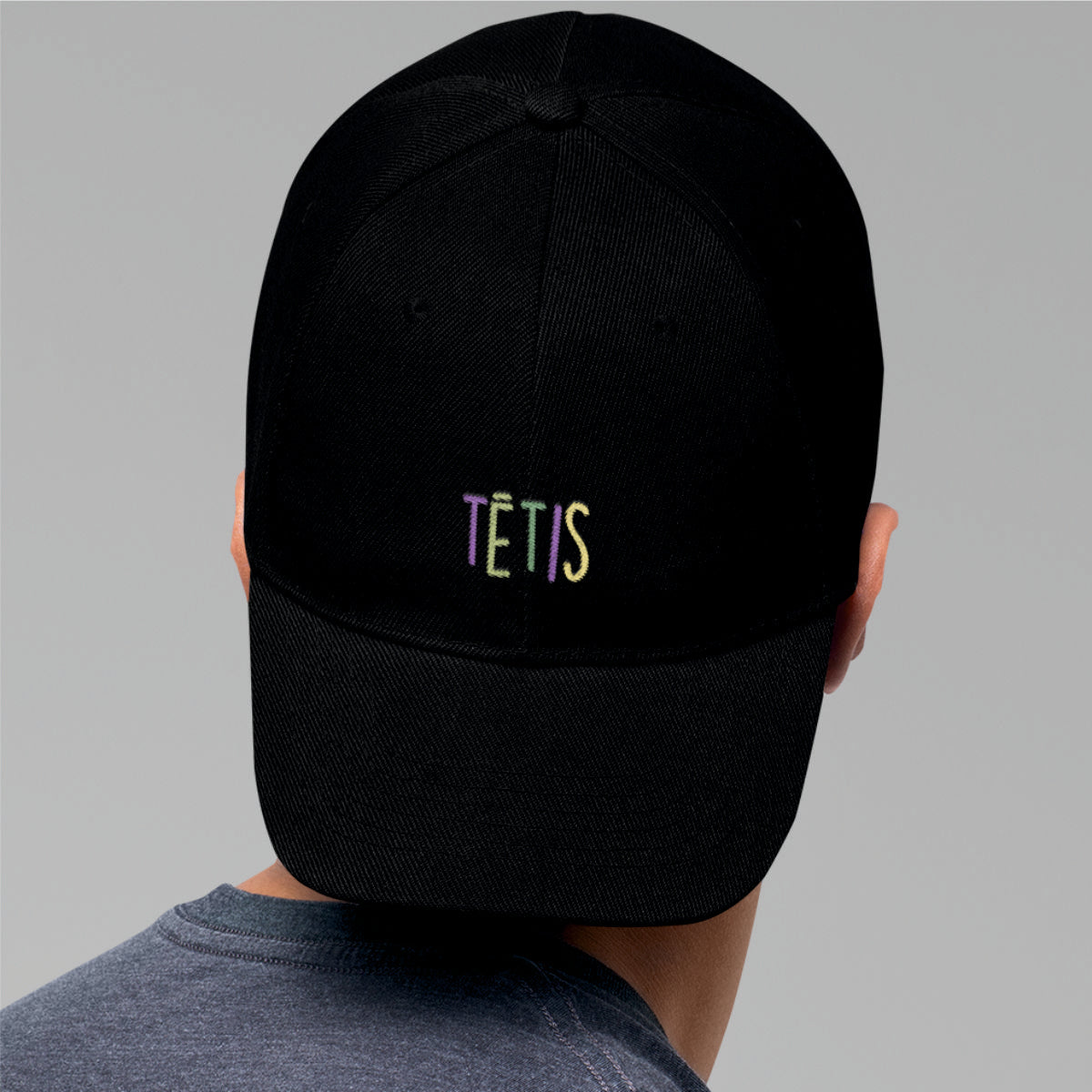 Melna cepure ar nagu "Tētis"