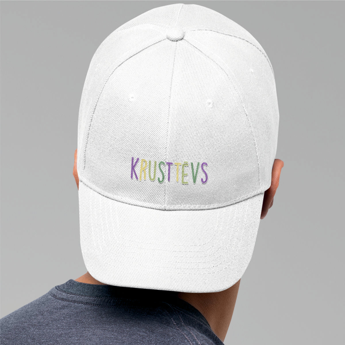 Balta cepure ar nagu "Krusttēvs"