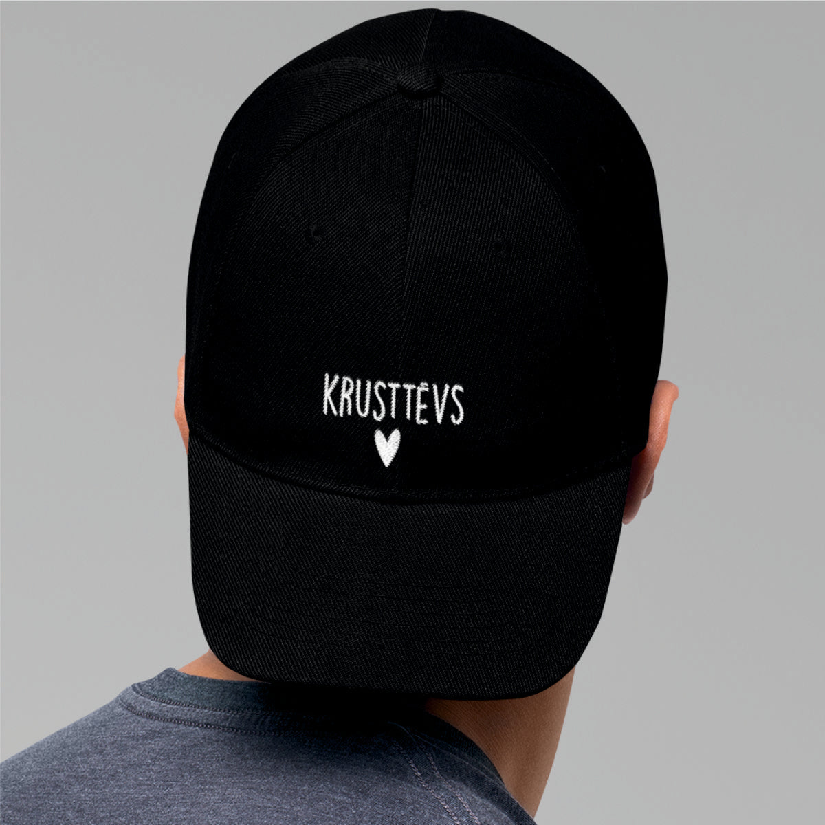 Melna cepure ar nagu "Krusttēvs ar sirsniņu"