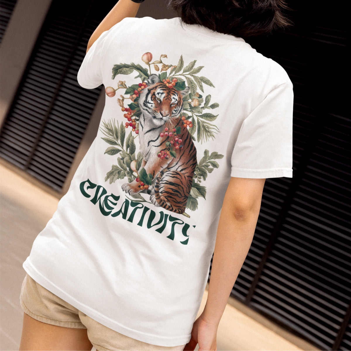 Vit UNISEX T-shirt med ryggtryck “Creativity”