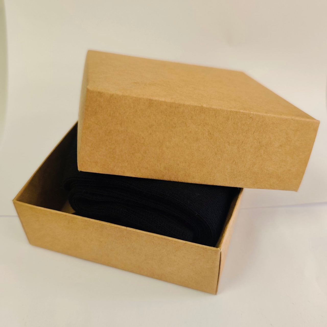 Černé ponožky "Táta". Zabaleno v hnědé stylové krabičce.