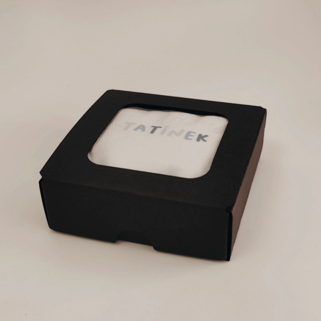 Bílé ponožky "Tatínek". Zabaleno v černé stylové krabičce s okénkem.